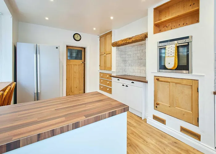 Host & - Cromwell House Filey