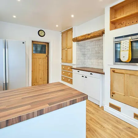 Host & - Cromwell House Filey